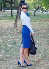 Jupe crayon bleue en combinaison avec une chemise blanche