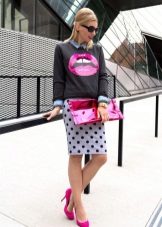 Jupe crayon et accessoires brillants