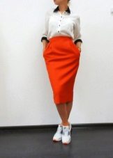 Jupe crayon et baskets