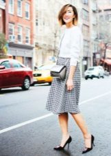 Jupe au-dessous du genou avec un sweat-shirt court
