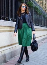 Jupe au-dessous du genou en combinaison avec des bottes