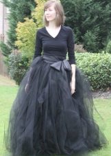 Fluffy longue jupe noire avec noeud