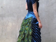 Robe de mariée décorée de plumes de paon