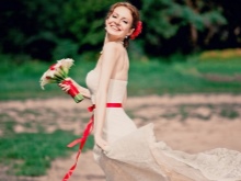Bouquet pour une robe de mariée avec un ruban rouge