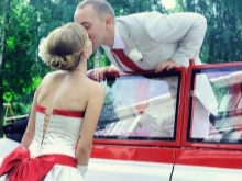 Robe de mariée avec noeud rouge et voiture
