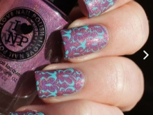 Violet avec manucure verte sous une robe violette