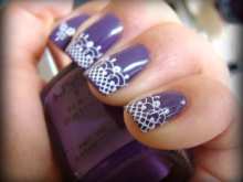 Manucure mauve avec dentelle blanche