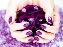 Manucure mauve sous une robe violette