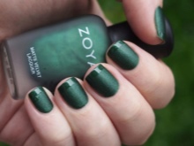 Manicure esmeralda sob o vestido esmeralda