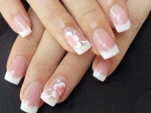 Manicure francesa sob o vestido esmeralda