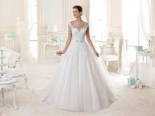 Robe de mariée Nicole Fashion Group aux épaules tombantes