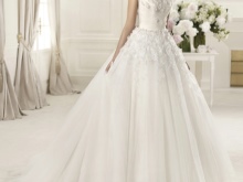 Robe de mariée magnifique avec des fleurs en vrac
