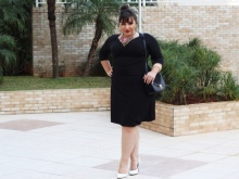 Robe à la mode avec une manche trois-quarts pour une femme complète de petite taille