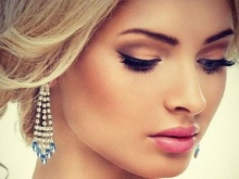Maquillage avec des tons marron sous une robe de pêche