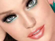 Maquillage avec des nuances vertes sous une robe de pêche