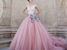 Robe de mariée avec ceinture lilas