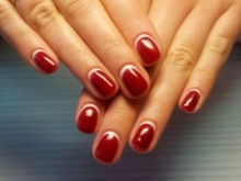 Manucure sous une robe cerise