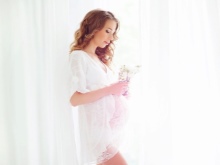 Robe blanche en dentelle pour une séance photo enceinte