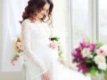 Robe blanche en dentelle pour une séance photo enceinte