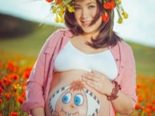Body painting sur le ventre d'une femme enceinte - un enfant Alenka