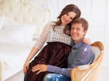 Séance photo d'une femme enceinte avec son mari dans un studio photo