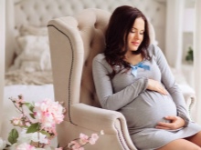 Séance photo d'une femme enceinte dans un studio photo