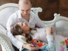 Séance photo d'une femme enceinte avec son mari dans un studio photo