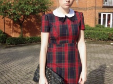 Robe courte en tartan rouge et bleu (tartan) à col blanc
