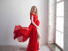 Robe rouge pour femme enceinte à louer pour une séance photo