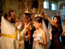 Échantillon de coiffure pour une robe de mariée