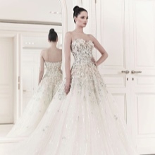 Robe de mariée avec des appliqués de ZUHAIR MURAD