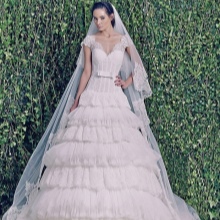 Robe de mariée à plusieurs niveaux de ZUHAIR MURAD