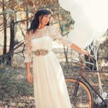 Une robe de mariée rustique avec un haut en dentelle