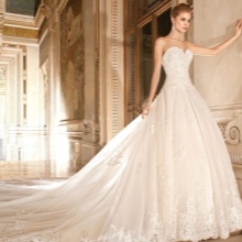 Magnifique robe de mariée avec un train pour la chapelle