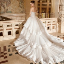 Robe de mariée magnifique avec train de la chapelle