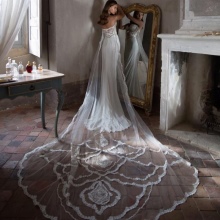 Robe de mariée avec train par Tarik Ediz