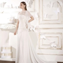 Robe de mariée avec un train et un décolleté profond