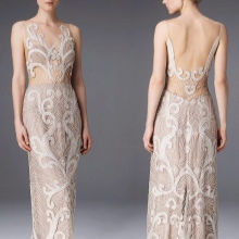 Robe en dentelle beige nude