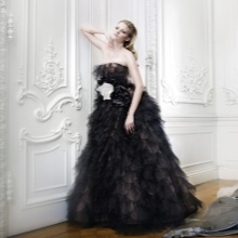 Robe de mariée noire avec une jupe moelleuse