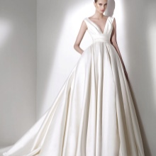 Esküvői ruha az Elie Saab 2015-ös gyűjteményéből egy sziluett