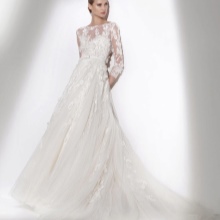 Esküvői ruha az Elie Saab csipke gyűjteményéből 2015-től