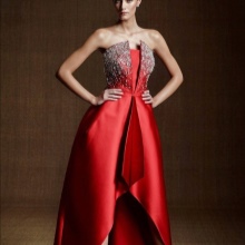 Robe de soirée rouge pour un restaurant