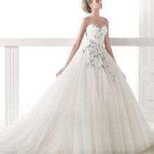 Esküvői ruha kék virággal a Pronovias