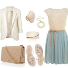 Accessoires beiges pour robe bleue