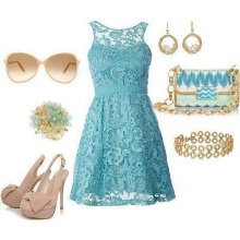 Accessoires beiges pour robe bleue