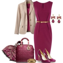 Accessoires beiges pour robe cramoisie