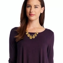 Accessoires de couleur or pour robe bordeaux