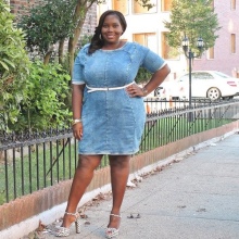 Robe en jean de tous les jours avec une bride blanche