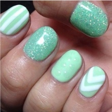 Manucure turquoise avec strass