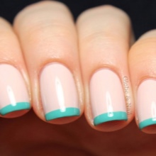 Manucure rose sous la robe menthe